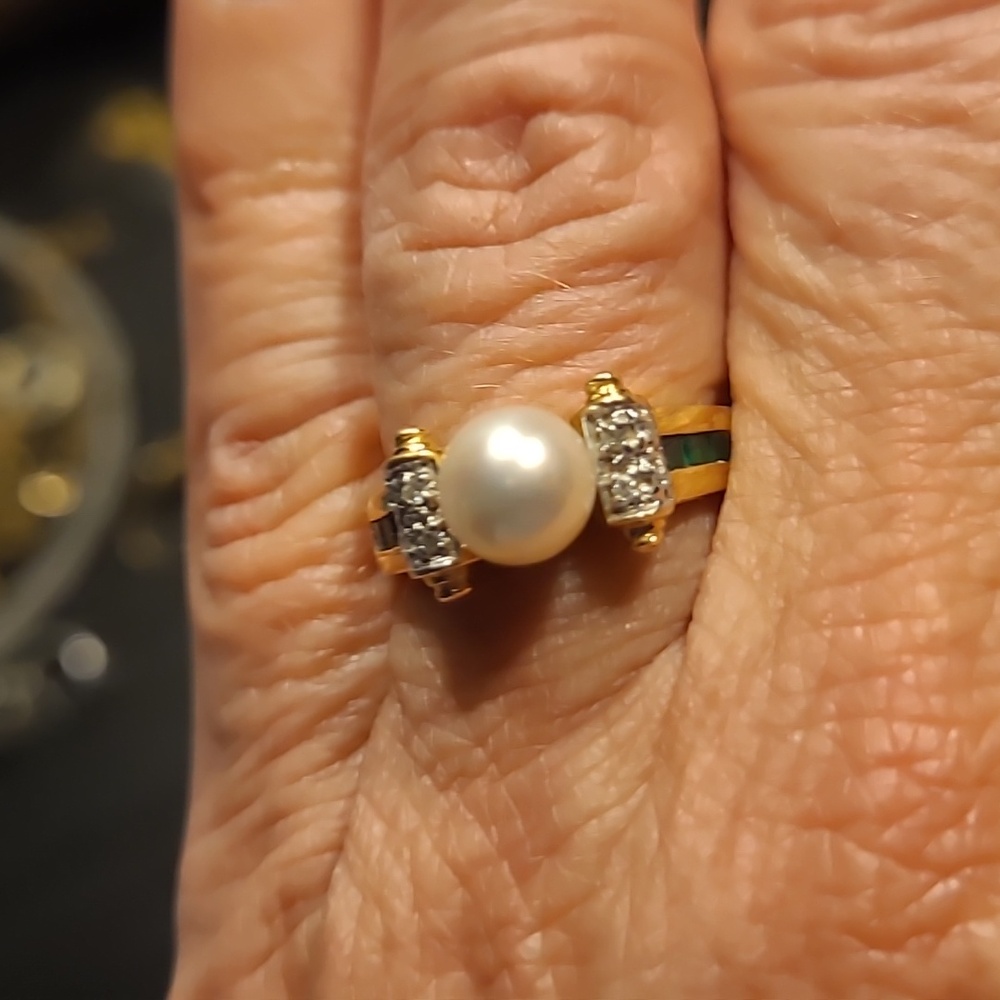 Beautiful Gold Diamond Emerald Ring